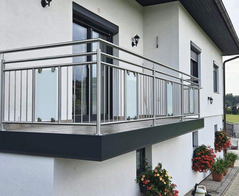 Weißes Haus mit Balkon